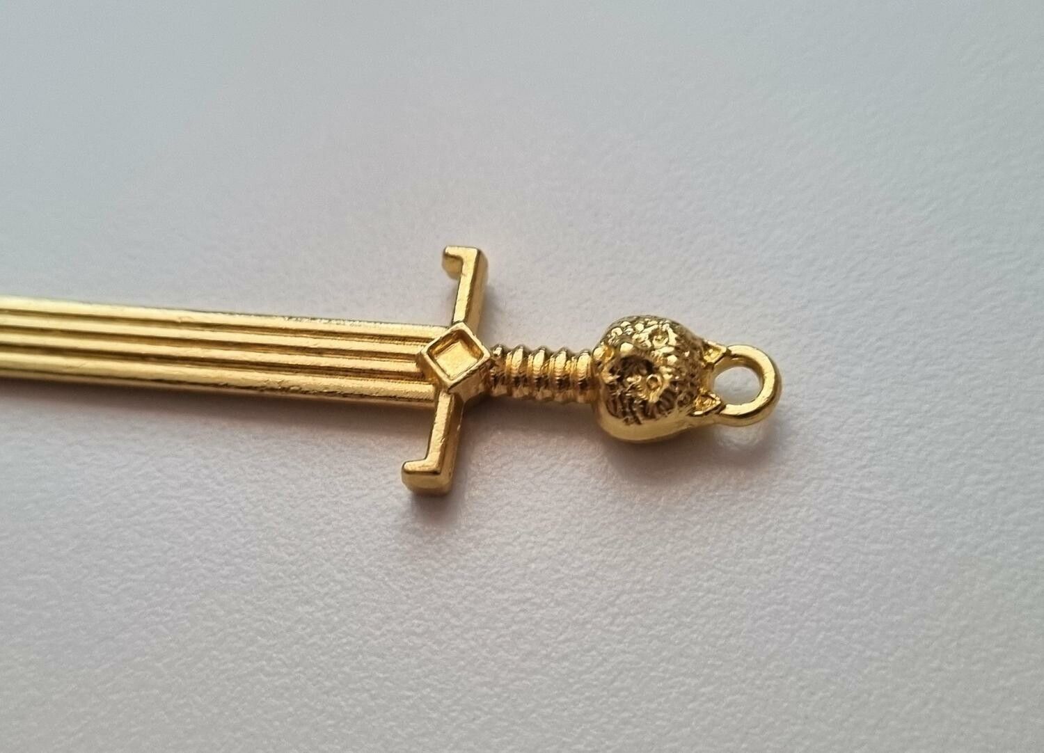 Svärd minisvärd miniatyr till dockskåp dockhus tittskåp