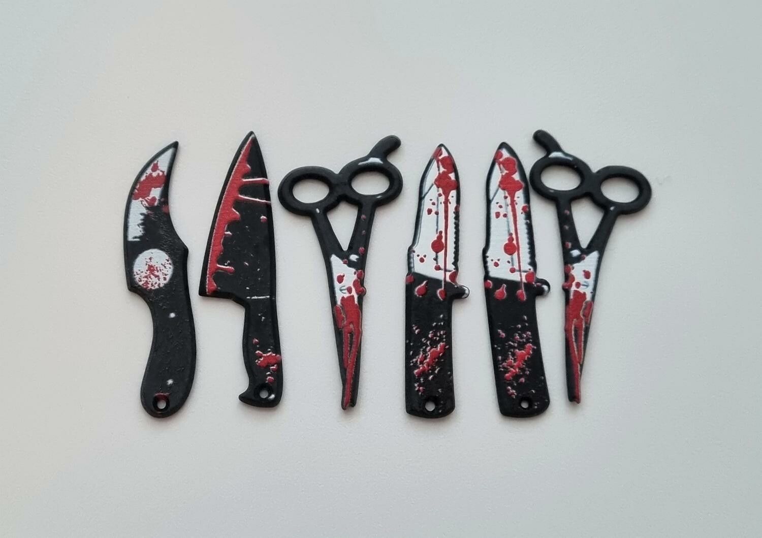 6 st miniatyrer, berlocker för Halloween (knivar, saxar mm)