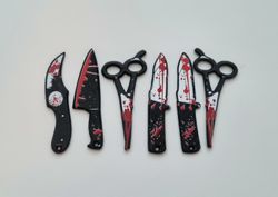 6 st miniatyrer, berlocker för Halloween (knivar, saxar mm)