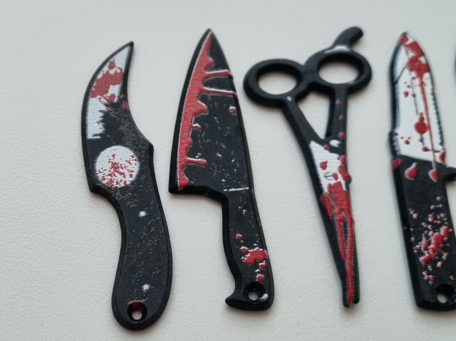 6 st miniatyrer, berlocker för Halloween (knivar, saxar mm)