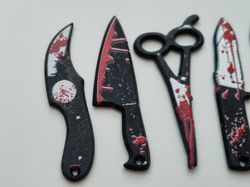 6 st miniatyrer, berlocker för Halloween (knivar, saxar mm)