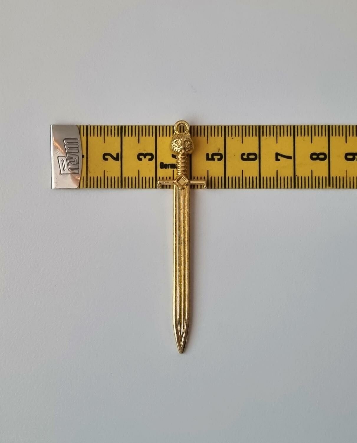 Svärd minisvärd miniatyr till dockskåp dockhus tittskåp