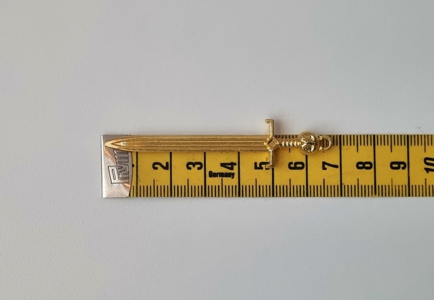 Svärd minisvärd miniatyr till dockskåp dockhus tittskåp