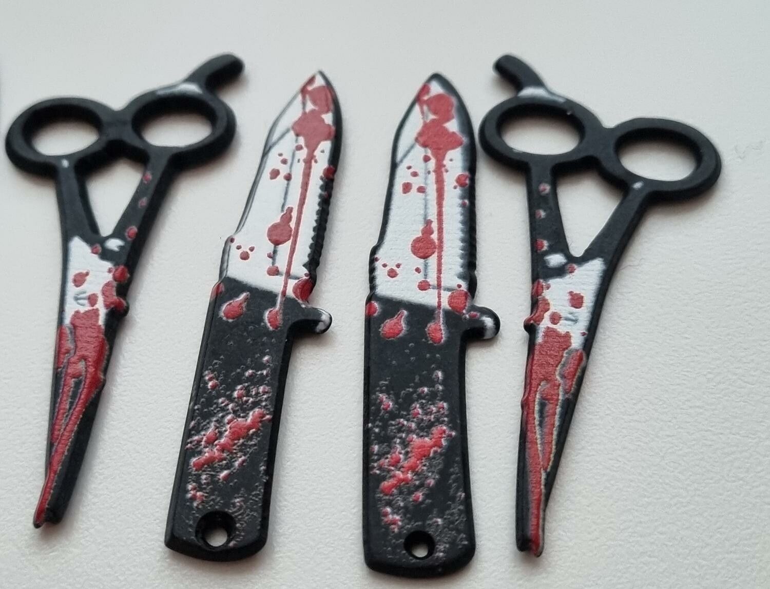 6 st miniatyrer, berlocker för Halloween (knivar, saxar mm)
