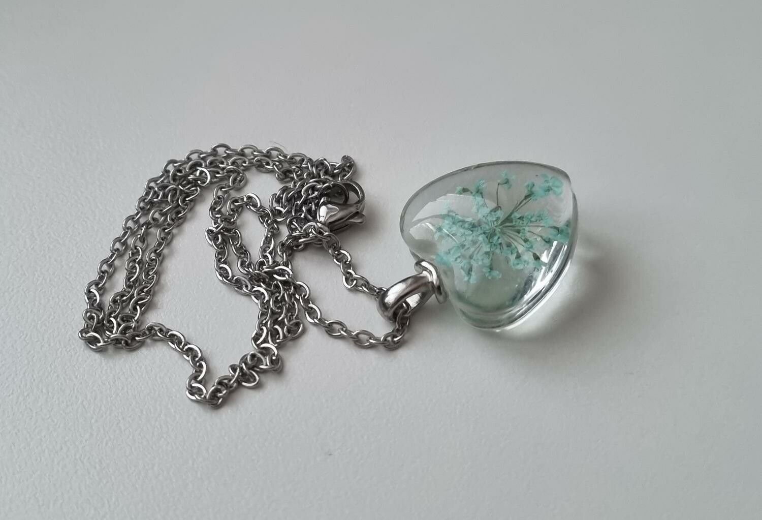 Halsband med hjärtformad glasberlock - Turkos glasberlock