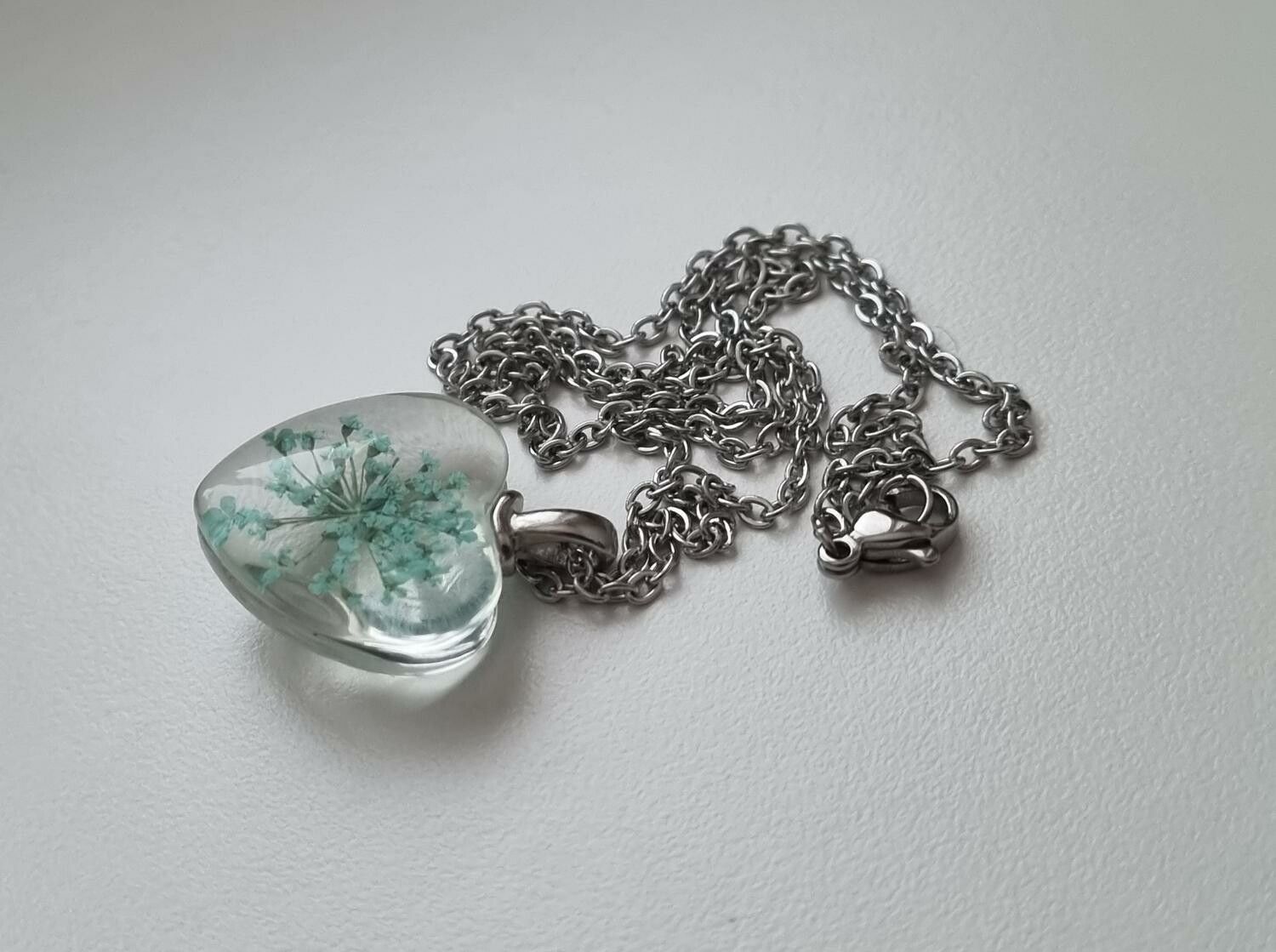 Halsband med hjärtformad glasberlock - Turkos glasberlock