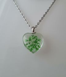 Halsband med hjärtformad glasberlock - Grön glasberlock