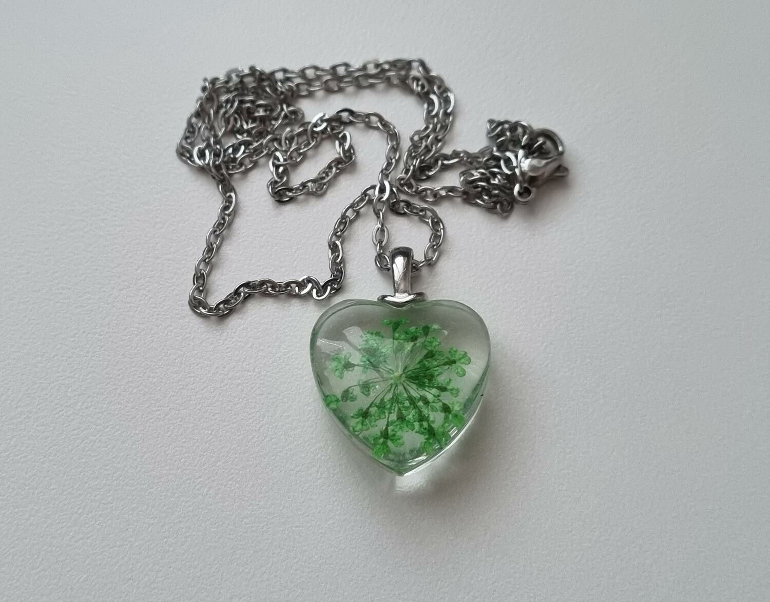 Halsband med hjärtformad glasberlock - Grön glasberlock