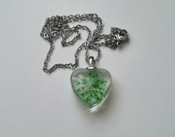 Halsband med hjärtformad glasberlock - Grön glasberlock