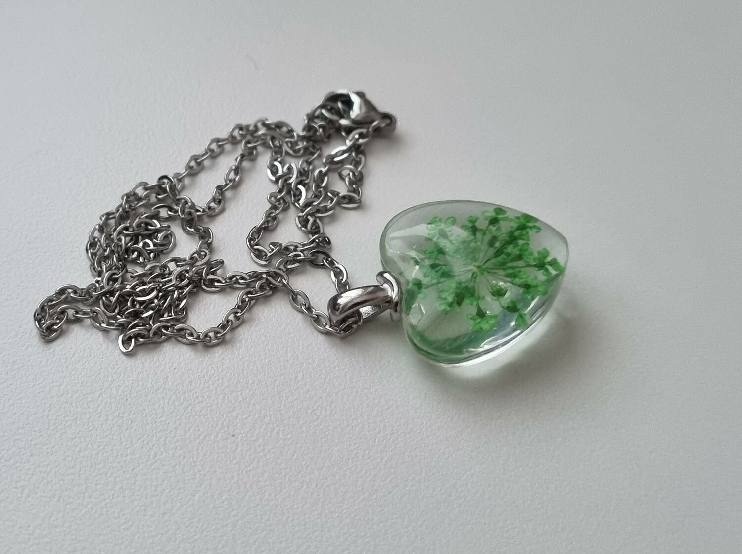 Halsband med hjärtformad glasberlock - Grön glasberlock