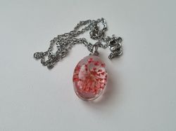 Halsband med oval glasberlock - Röd glasberlock