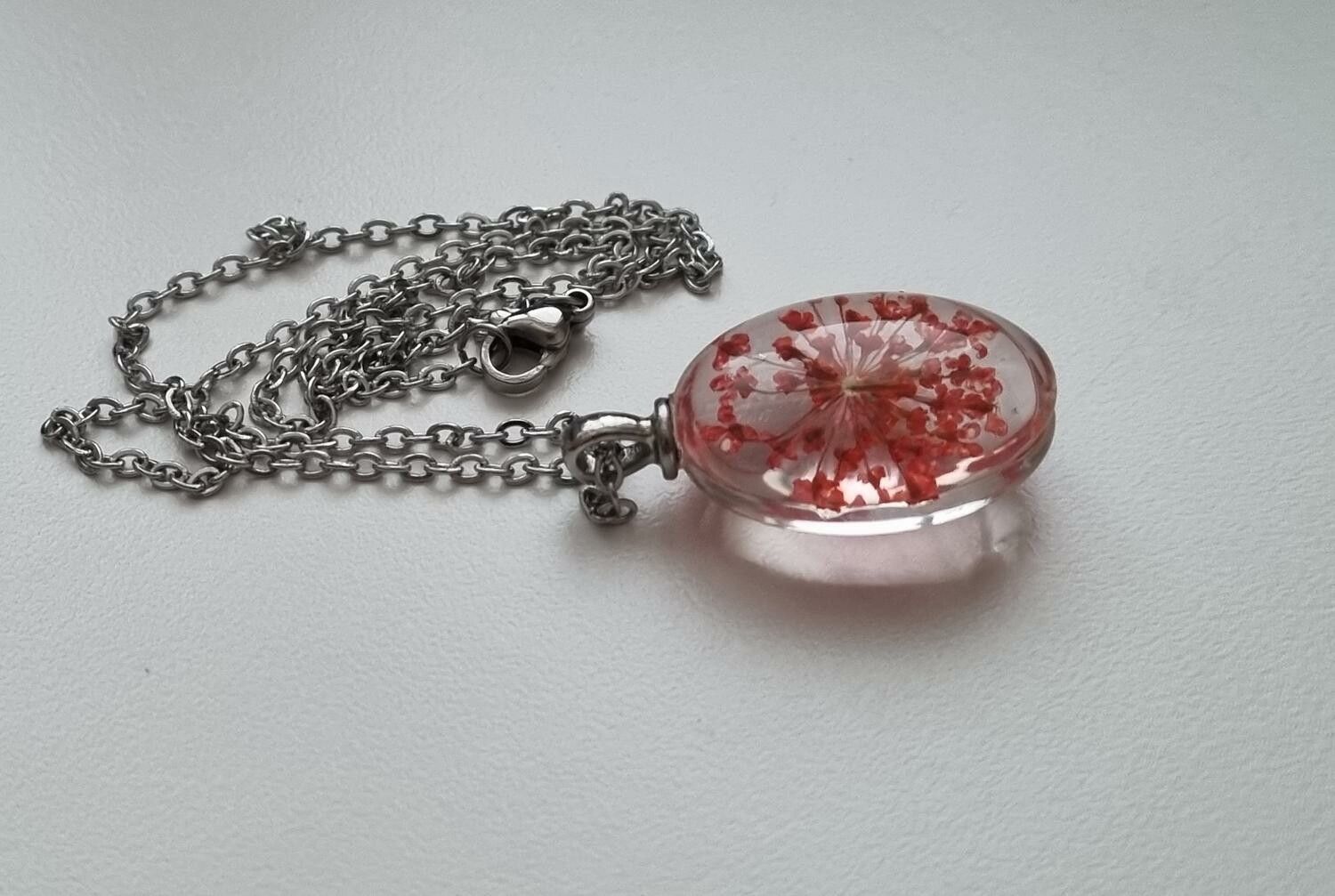 Halsband med oval glasberlock - Röd glasberlock
