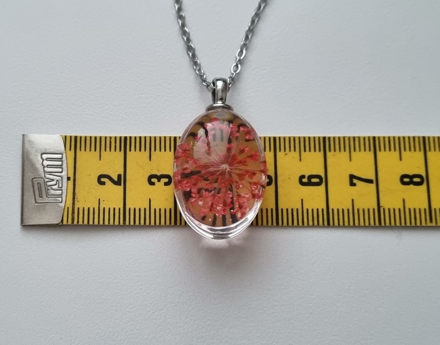 Halsband med oval glasberlock - Röd glasberlock
