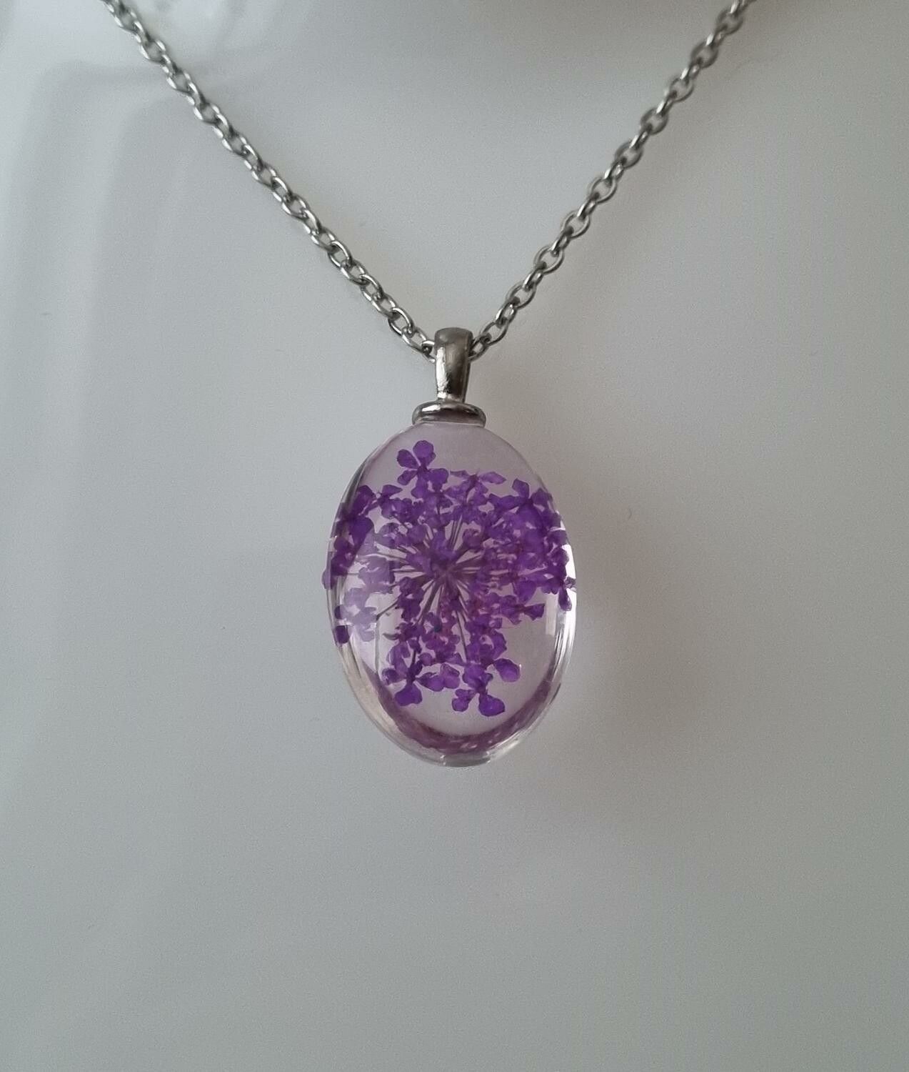 Halsband med oval glasberlock - Lila glasberlock