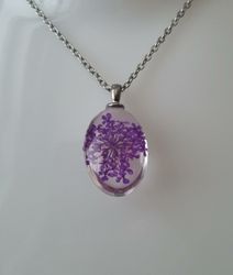 Halsband med oval glasberlock - Lila glasberlock