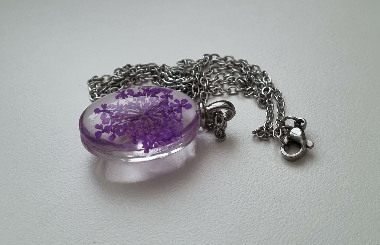 Halsband med oval glasberlock - Lila glasberlock