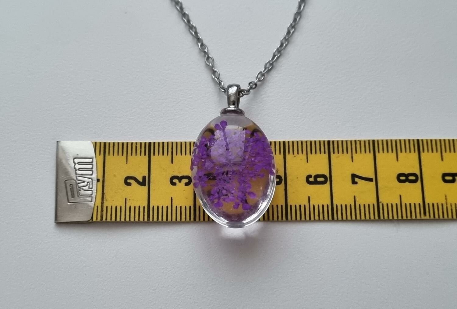 Halsband med oval glasberlock - Lila glasberlock
