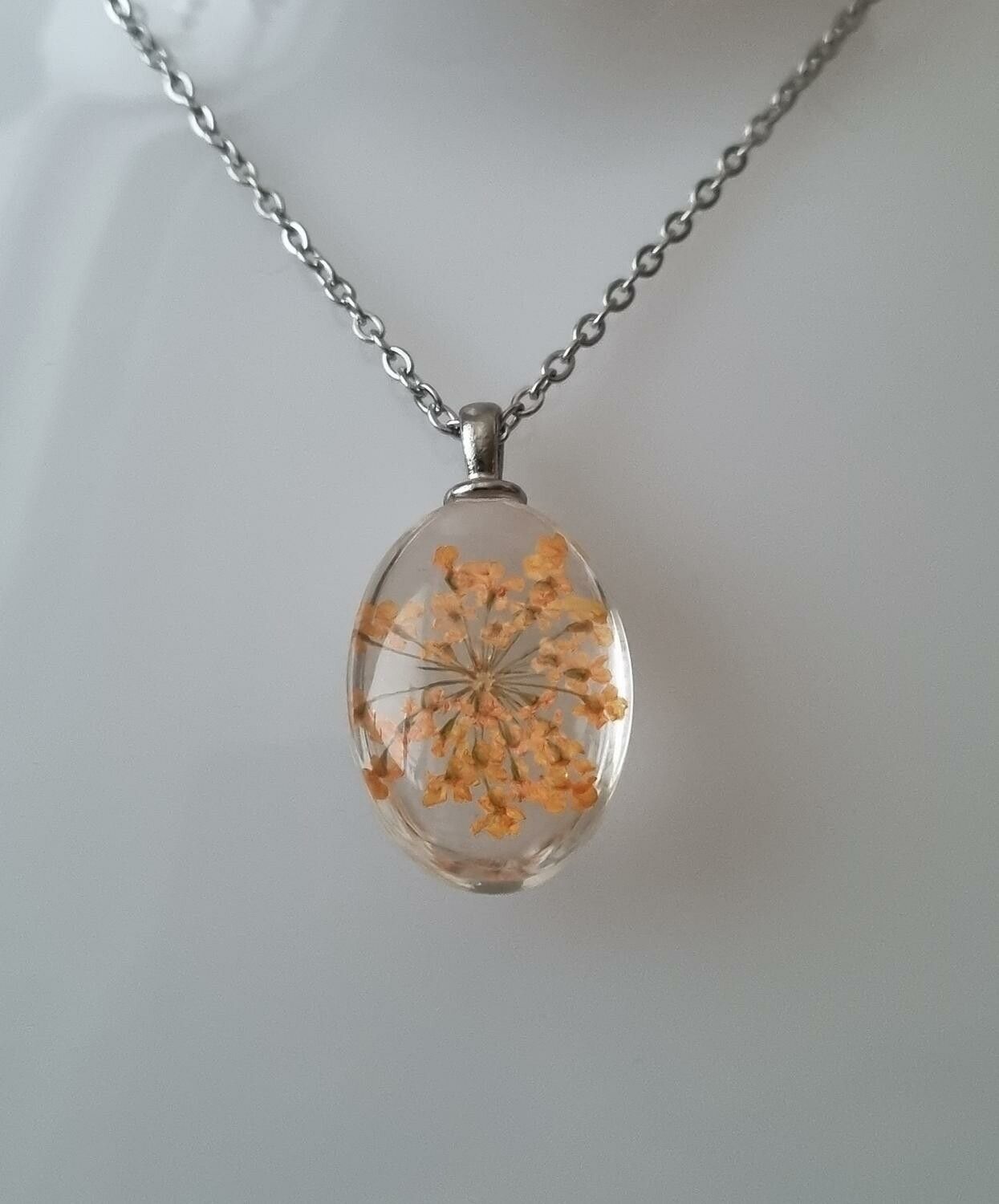 Halsband med oval glasberlock - Orange glasberlock