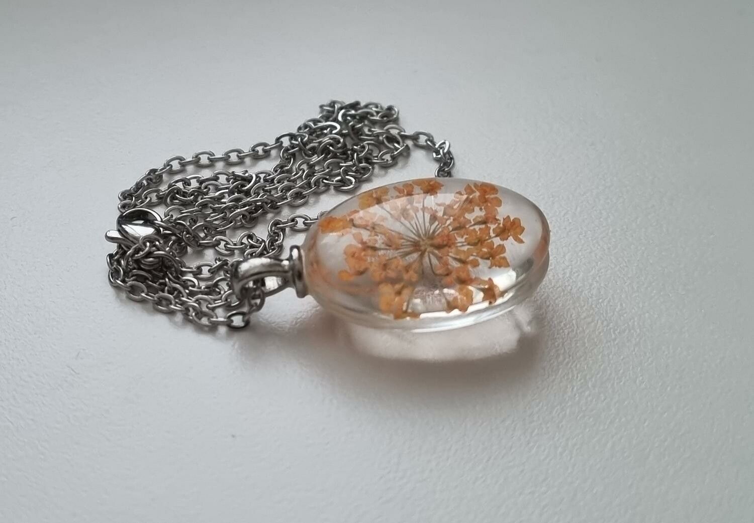 Halsband med oval glasberlock - Orange glasberlock