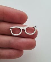 Glasögon, miniglasögon, miniatyr till dockhus, tittskåp med mera