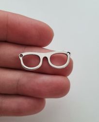 Glasögon, miniglasögon, miniatyr till dockhus, tittskåp med mera