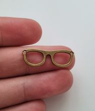Glasögon, miniglasögon, miniatyr till dockhus, tittskåp med mera