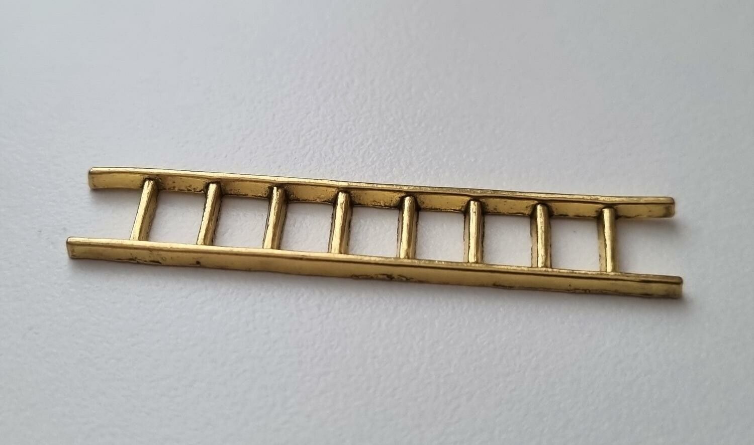 Guldfärgad stege, miniatyr till dockhus, tittskåp med mera