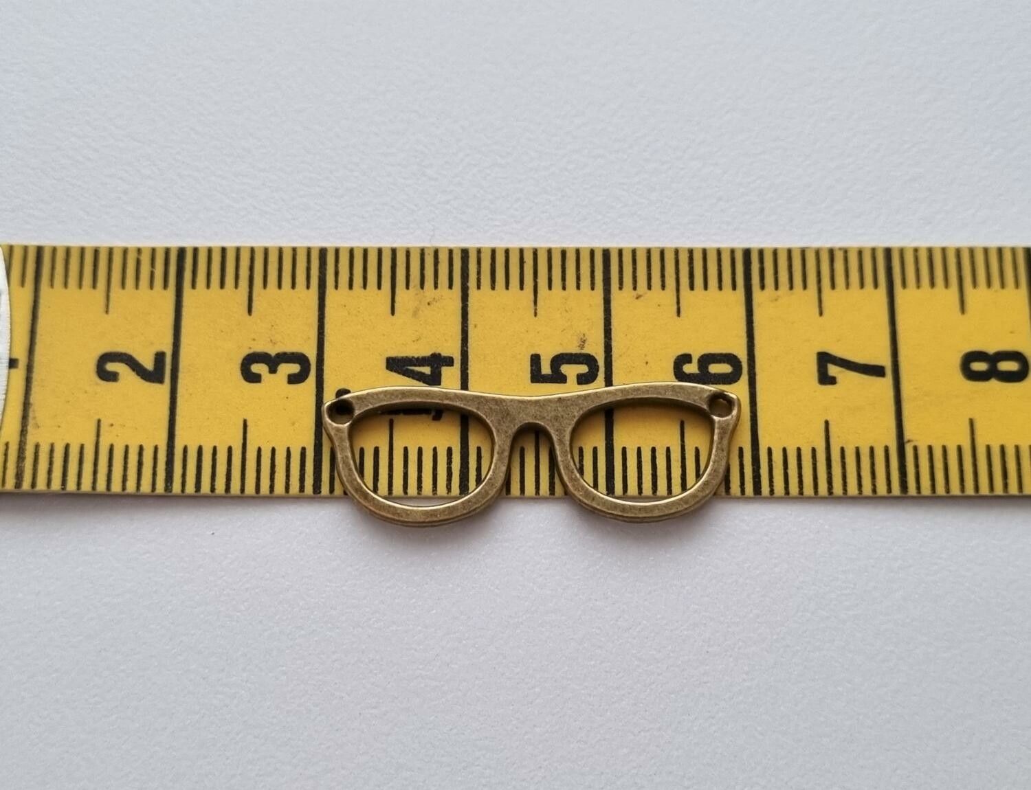 Glasögon, miniglasögon, miniatyr till dockhus, tittskåp med mera