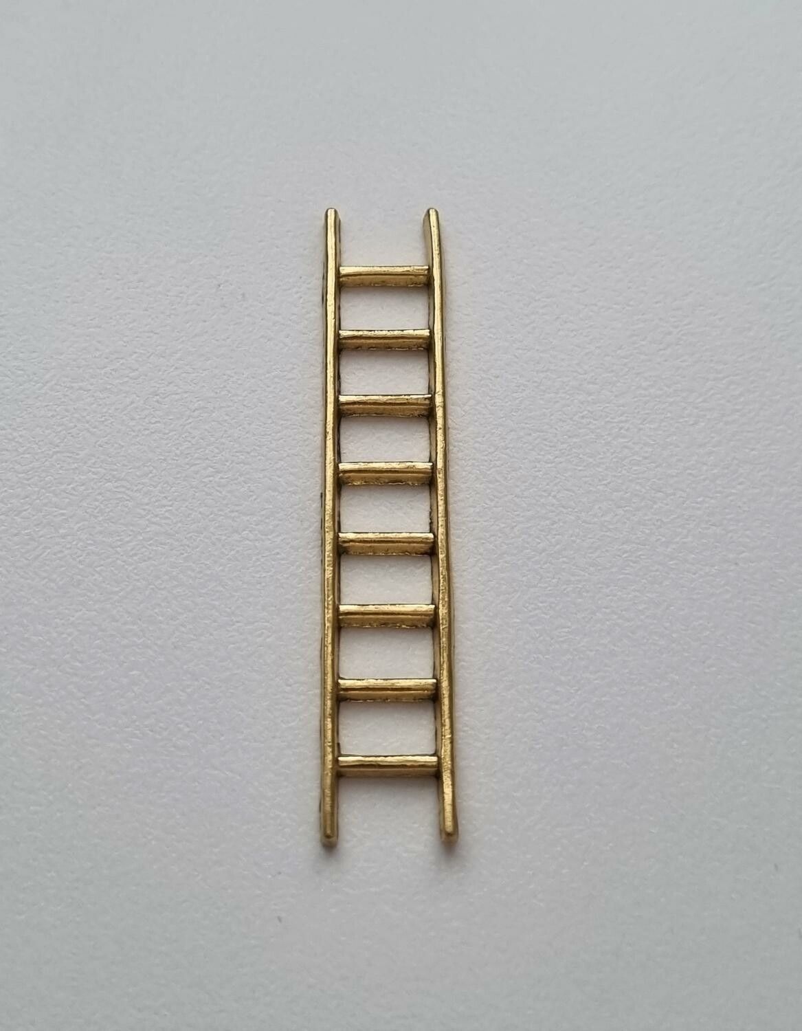 Guldfärgad stege, miniatyr till dockhus, tittskåp med mera