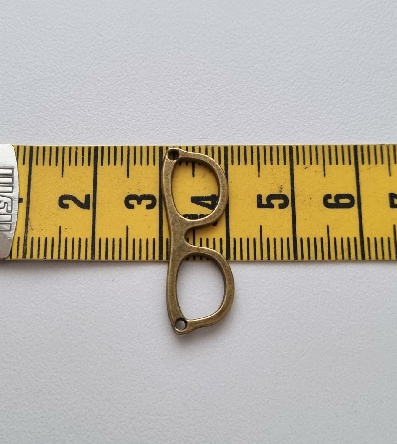 Glasögon, miniglasögon, miniatyr till dockhus, tittskåp med mera