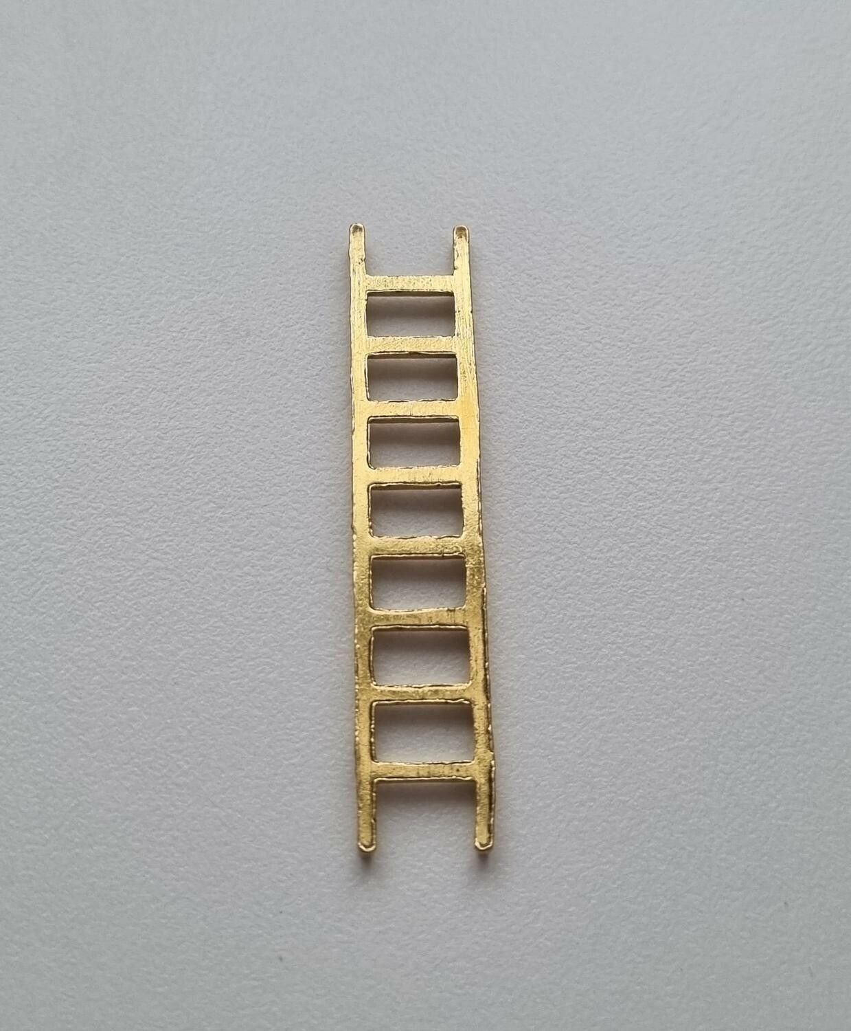 Guldfärgad stege, miniatyr till dockhus, tittskåp med mera