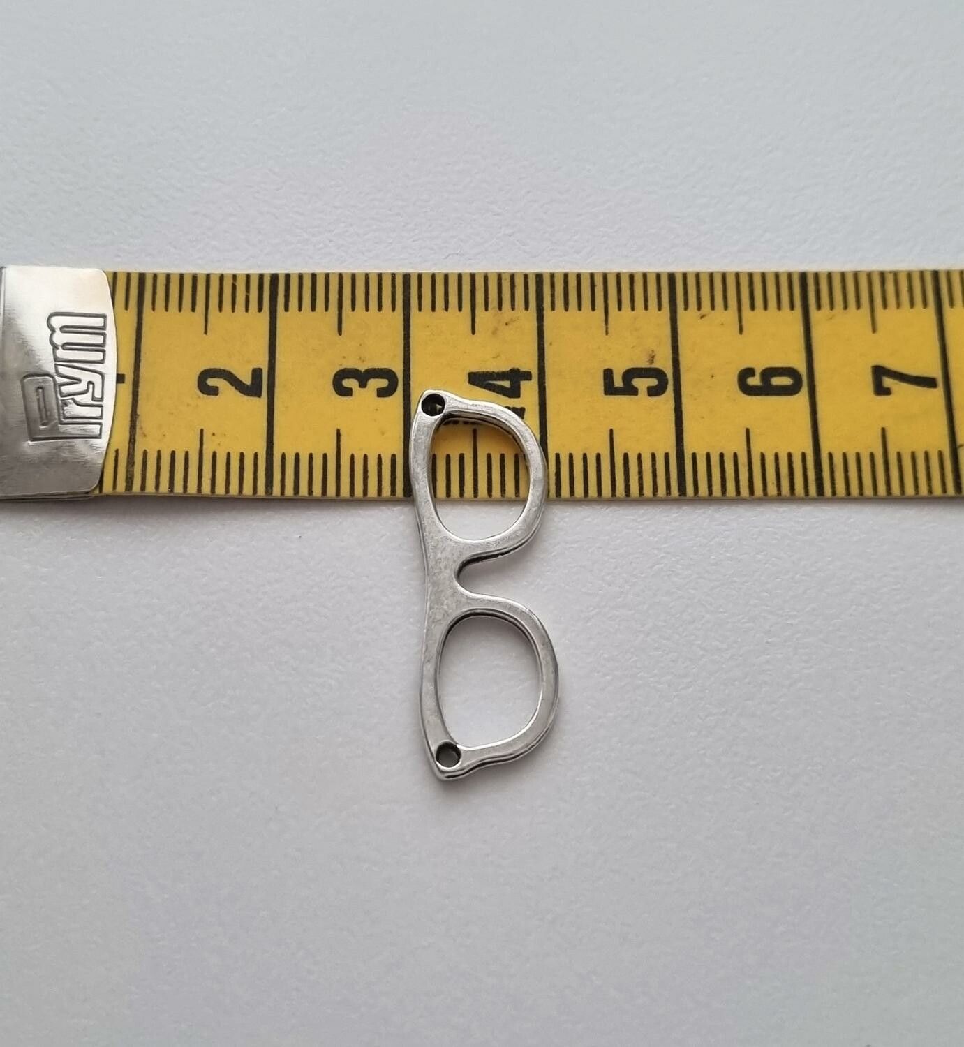 Glasögon, miniglasögon, miniatyr till dockhus, tittskåp med mera