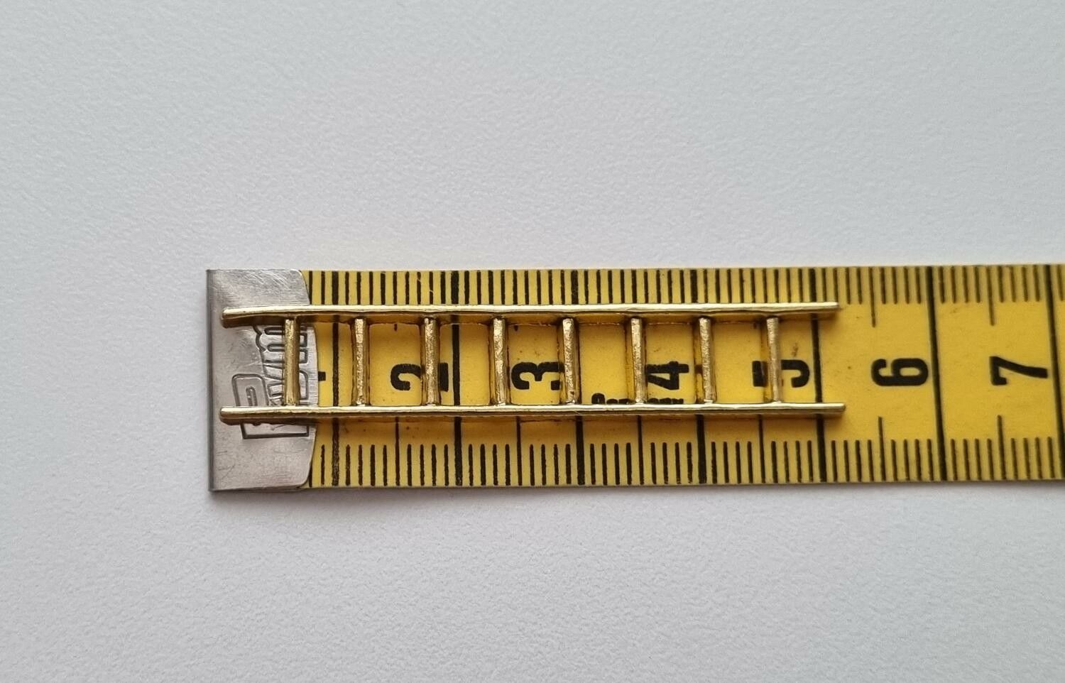 Guldfärgad stege, miniatyr till dockhus, tittskåp med mera