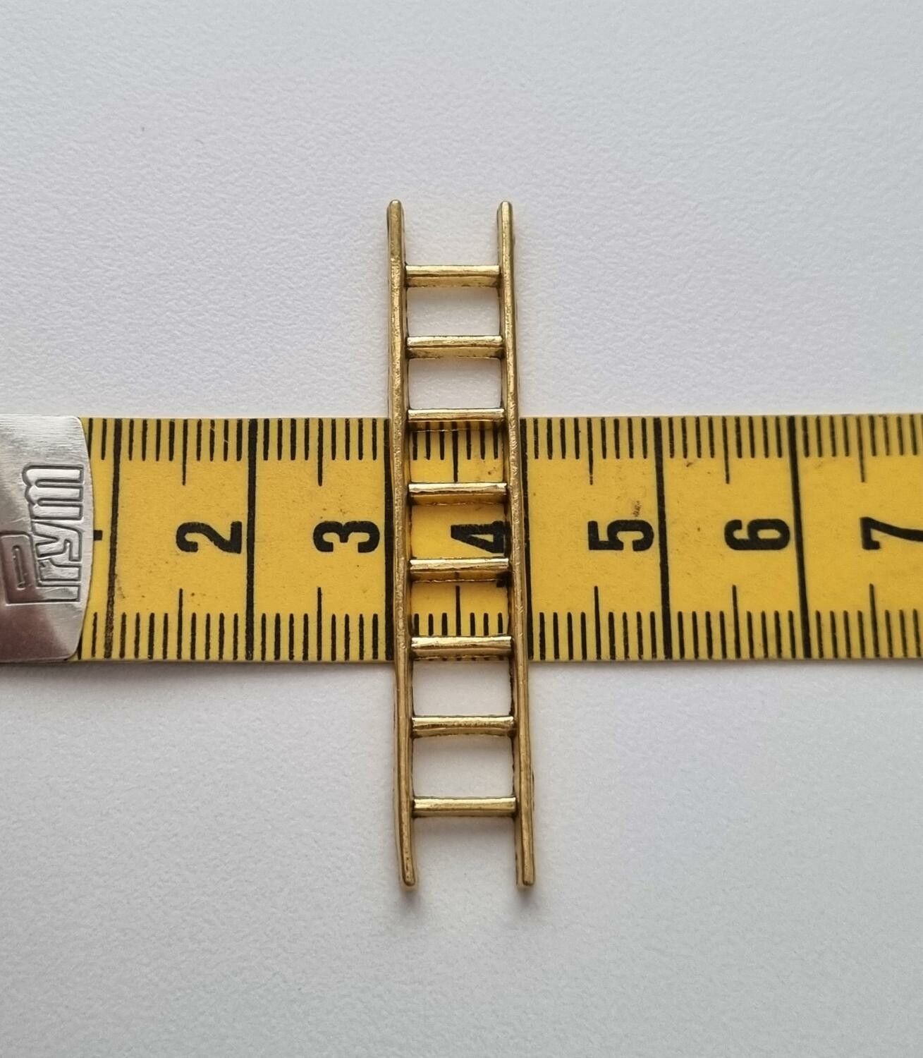 Guldfärgad stege, miniatyr till dockhus, tittskåp med mera