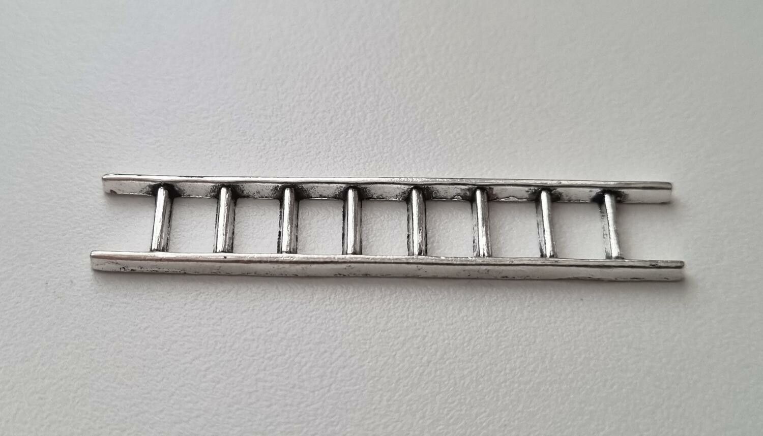 Antiksilverfärgad stege, miniatyr till dockhus, tittskåp med mera