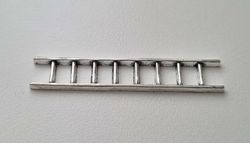 Antiksilverfärgad stege, miniatyr till dockhus, tittskåp med mera