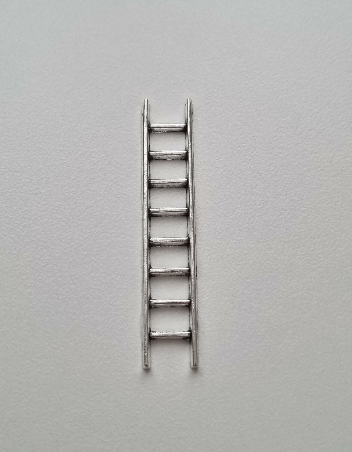 Antiksilverfärgad stege, miniatyr till dockhus, tittskåp med mera