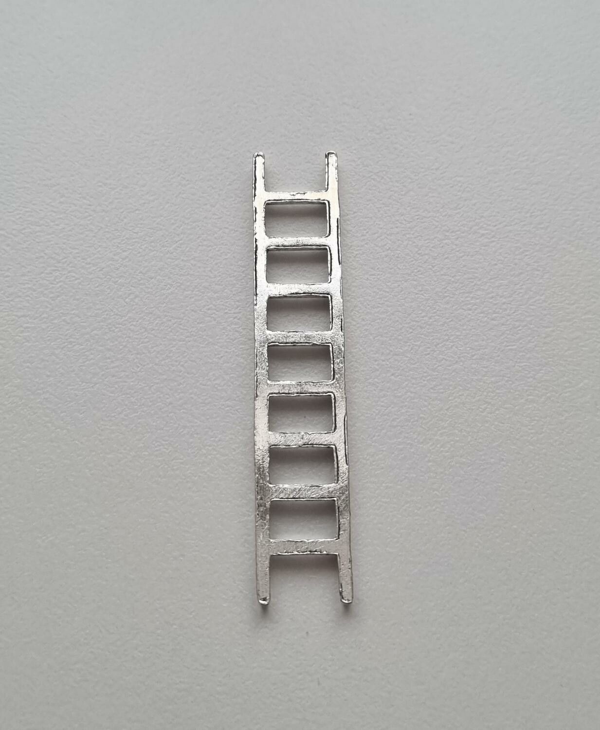 Antiksilverfärgad stege, miniatyr till dockhus, tittskåp med mera