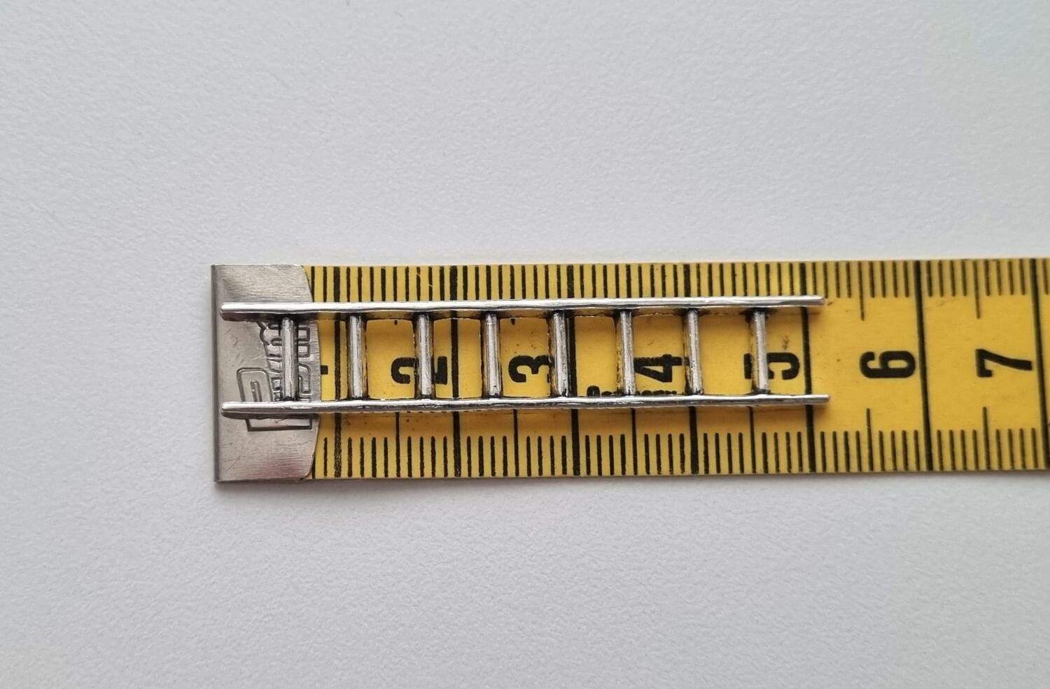 Antiksilverfärgad stege, miniatyr till dockhus, tittskåp med mera
