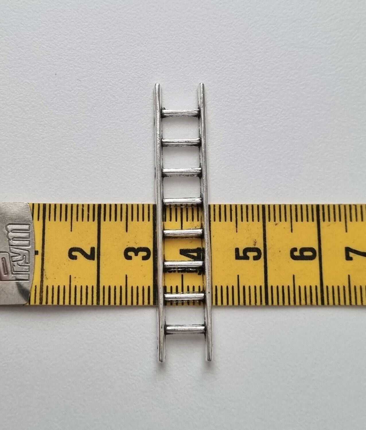 Antiksilverfärgad stege, miniatyr till dockhus, tittskåp med mera