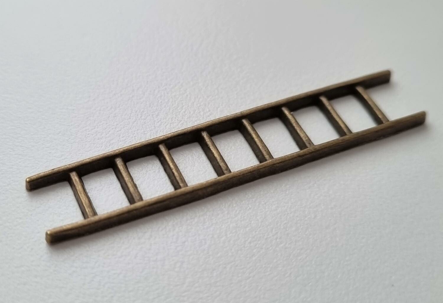 Bronsfärgad stege, miniatyr till dockhus, tittskåp med mera
