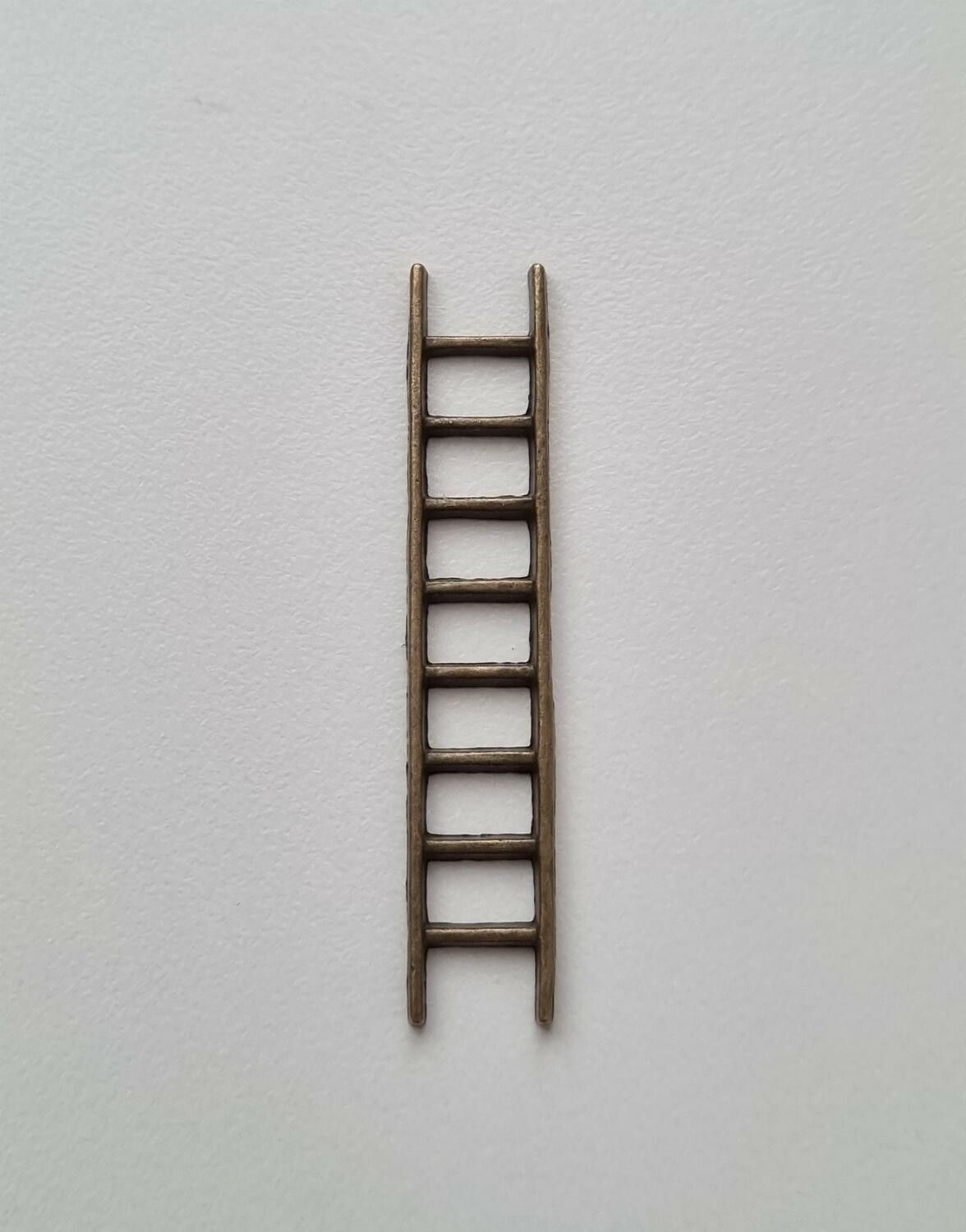 Bronsfärgad stege, miniatyr till dockhus, tittskåp med mera