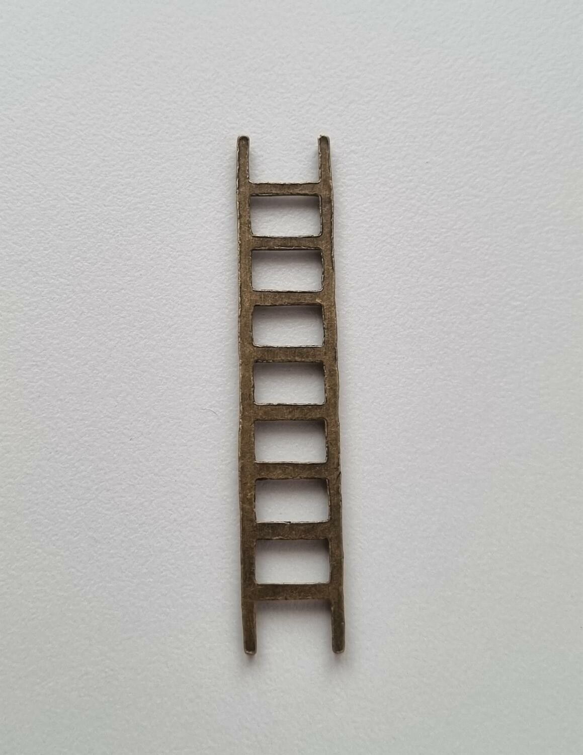 Bronsfärgad stege, miniatyr till dockhus, tittskåp med mera
