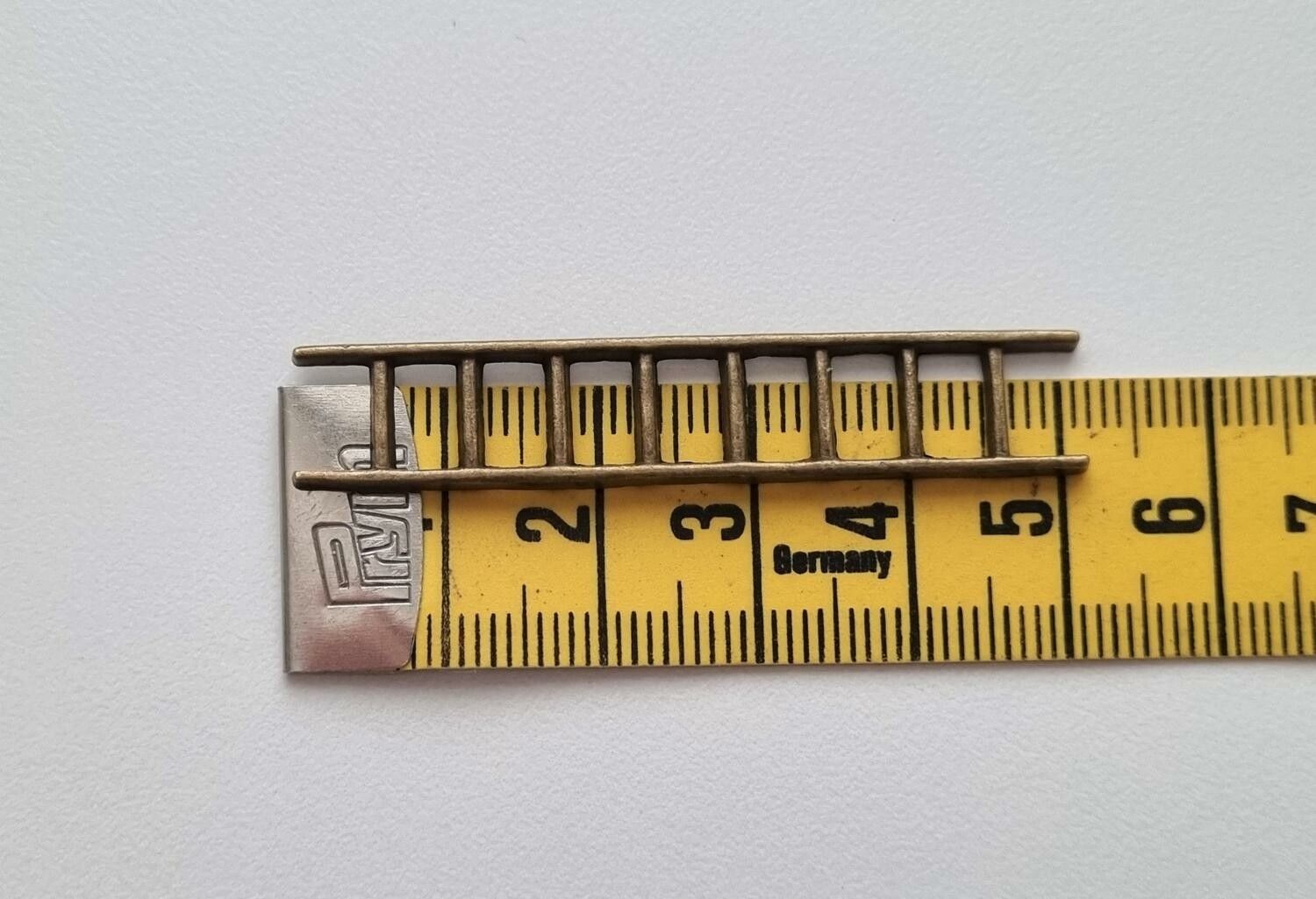 Bronsfärgad stege, miniatyr till dockhus, tittskåp med mera