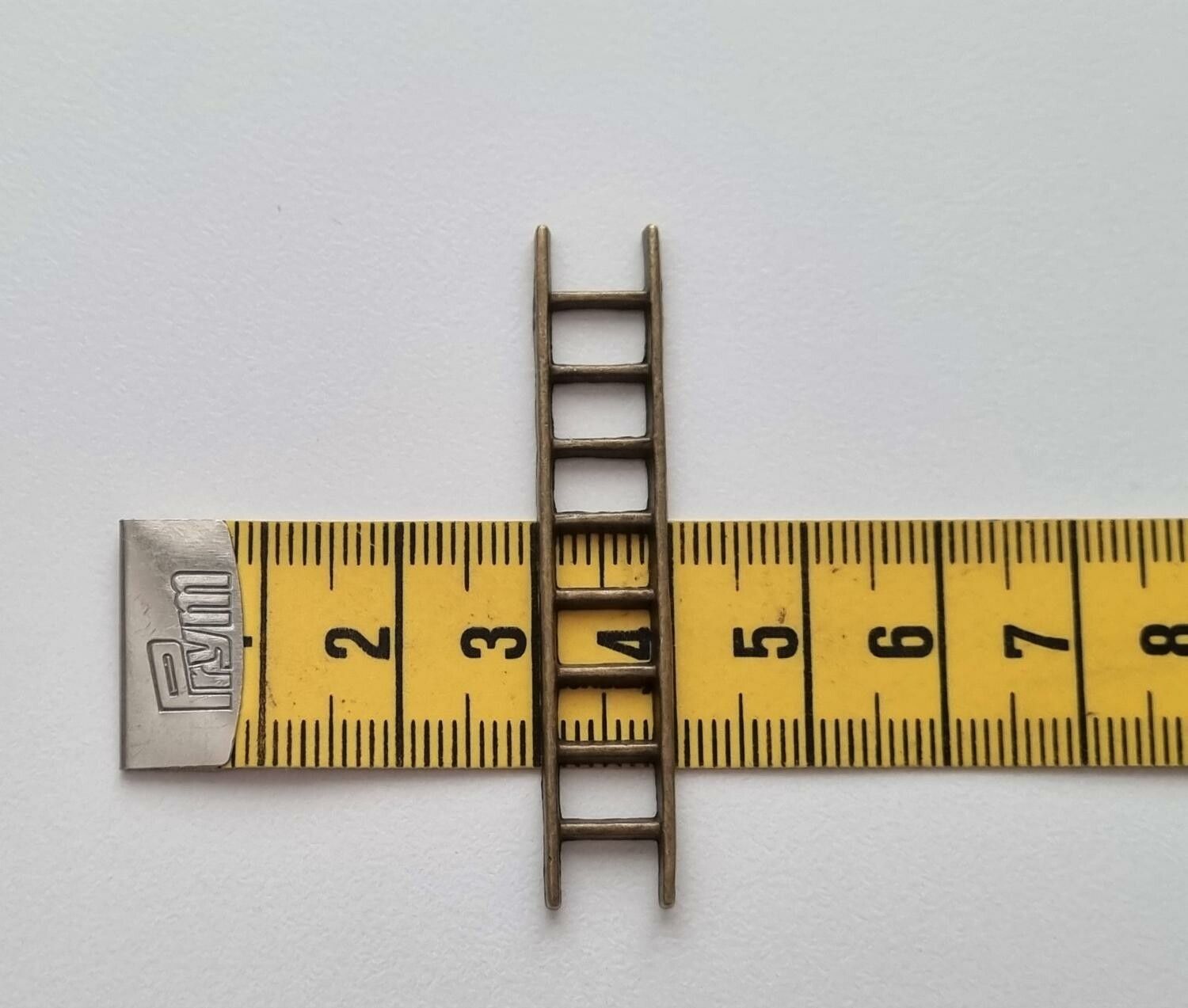 Bronsfärgad stege, miniatyr till dockhus, tittskåp med mera