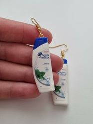 Ett par örhängen, Shampoo / duschcreme (9 gram)