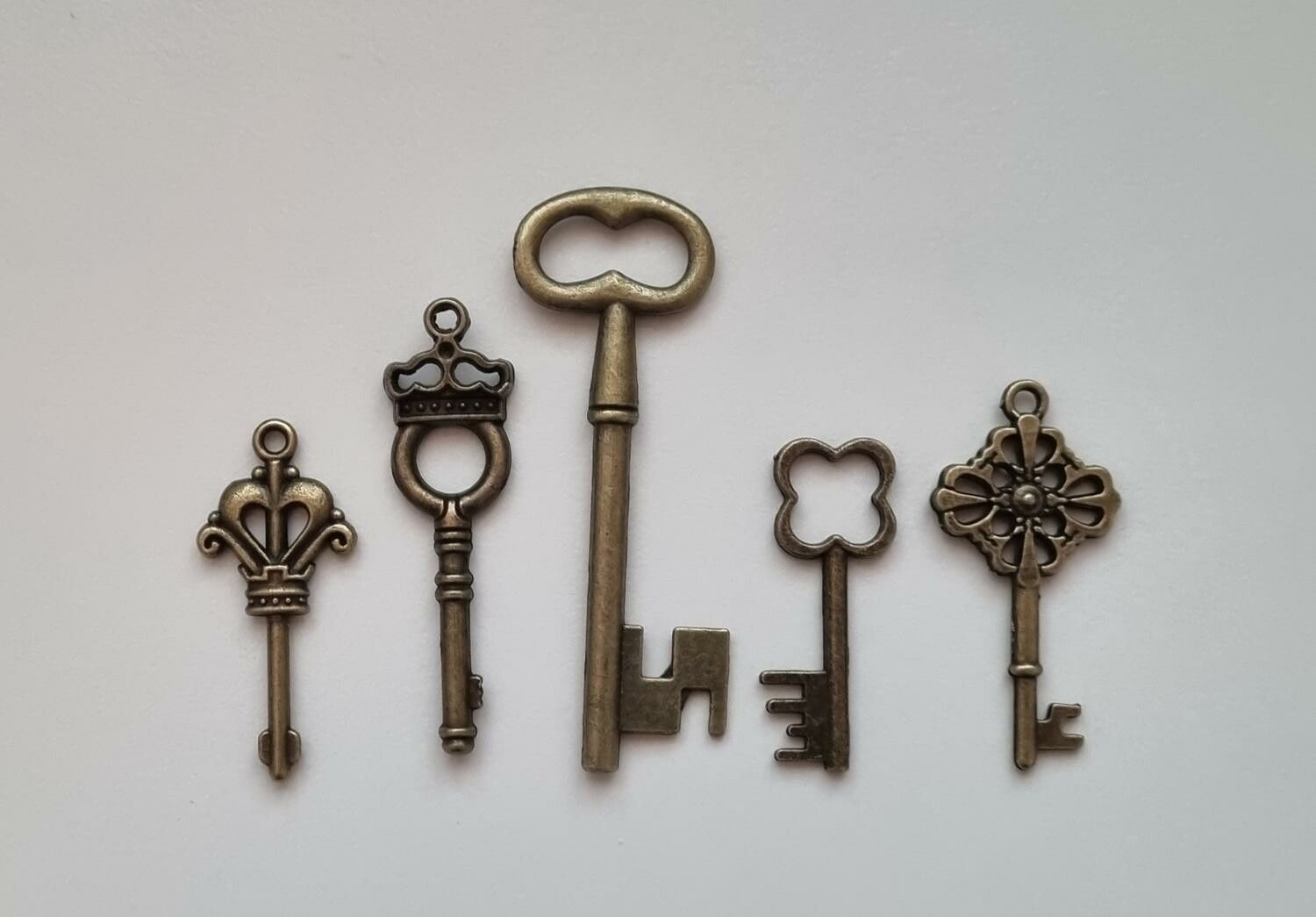 5 st nycklar, retro nycklar, antikliknande nycklar berlocker