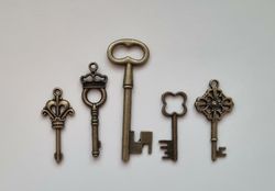 5 st nycklar, retro nycklar, antikliknande nycklar berlocker