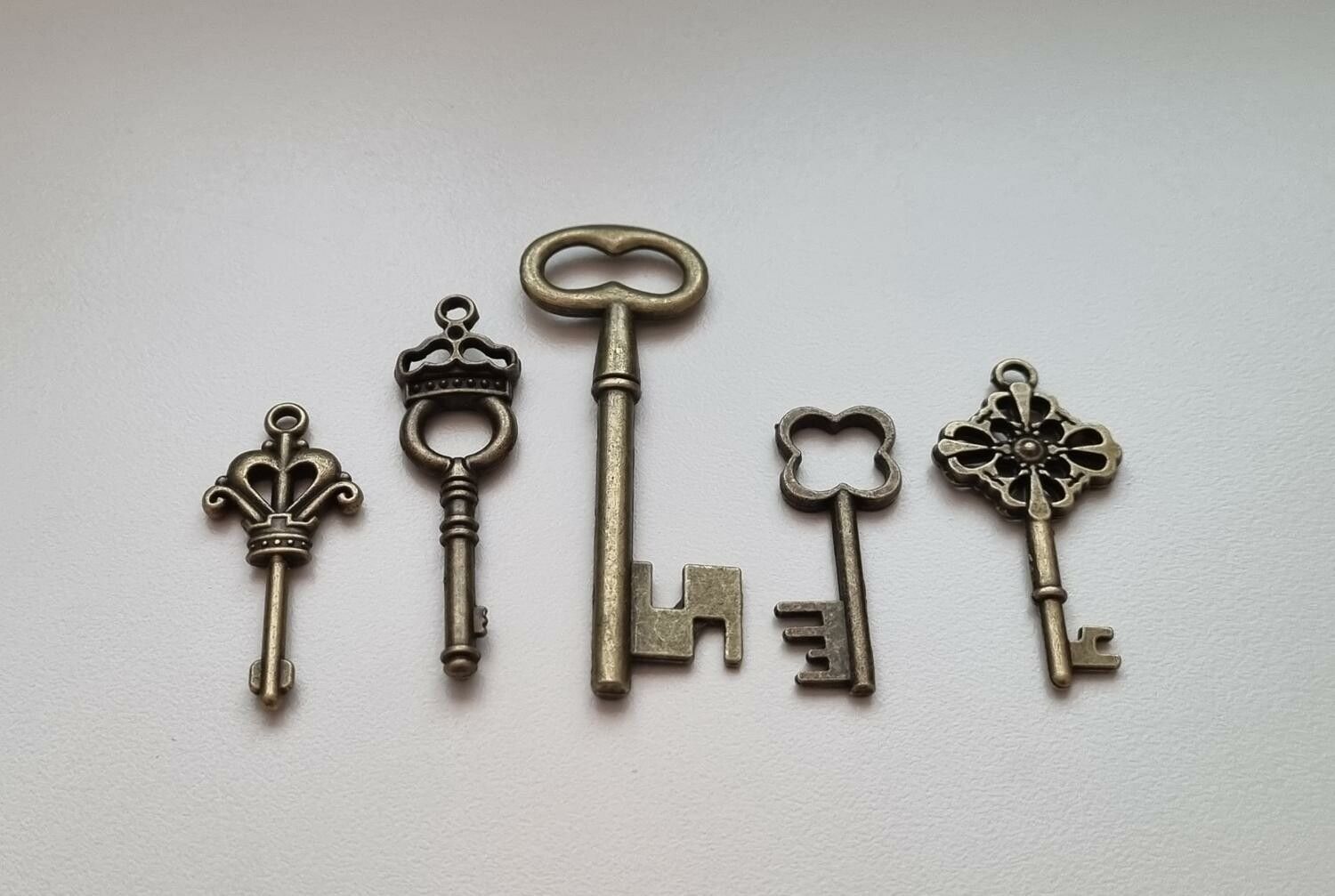 5 st nycklar, retro nycklar, antikliknande nycklar berlocker