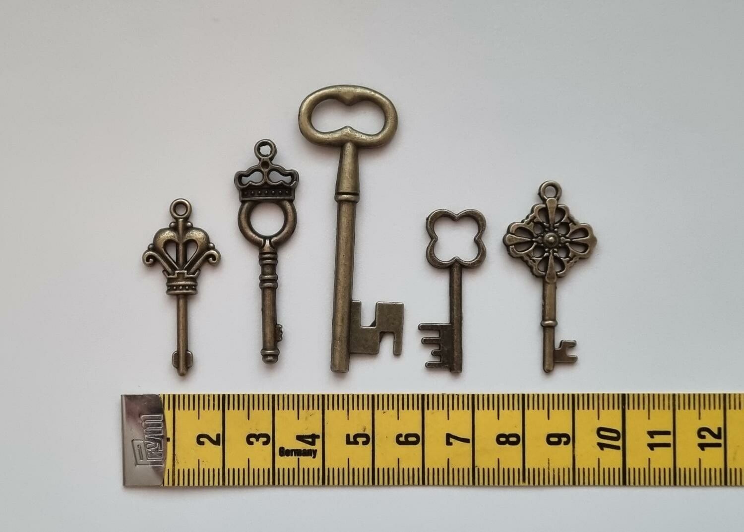 5 st nycklar, retro nycklar, antikliknande nycklar berlocker